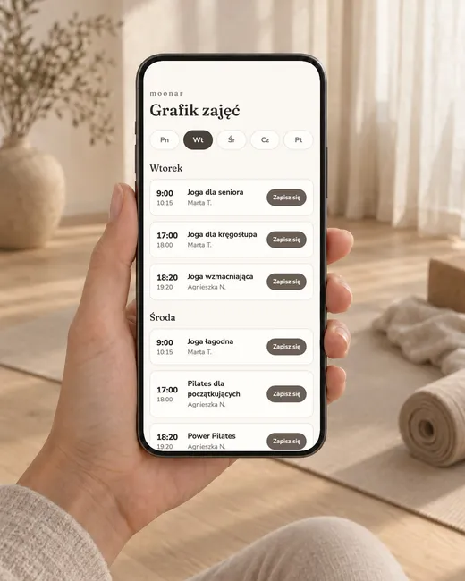 Telefon w dłoni z grafikiem zajęć Moonar na wtorek i środę
